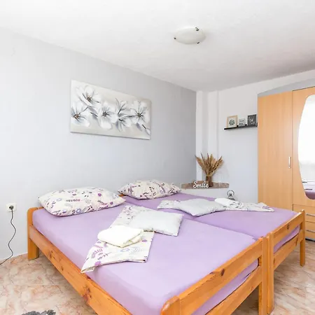 Апартаменти With Parking Space Sutivan, Brac - 2846 Сутіван