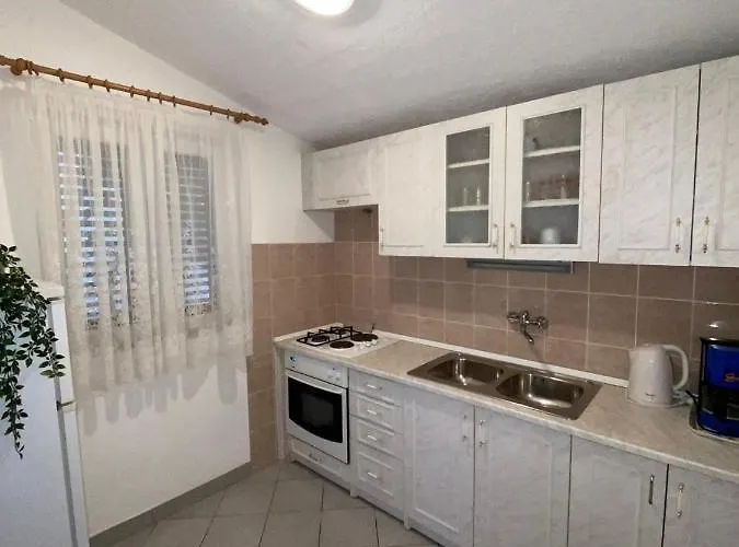 With Parking Space Sutivan, Brac - 2846 Daire Sutivan